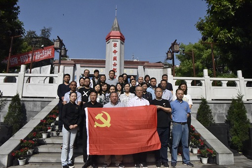 4.9南方公司机关党支部开展“祭扫烈士陵园 重温入党誓词”主题党日活动.JPG 4.9南方公司机关党支部开展“祭扫烈士陵园 重温入党誓词”主题党日活动.JPG