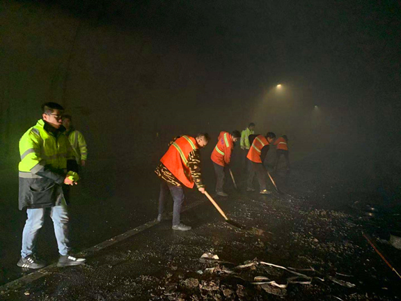 广南公司成功处置货车隧道内自燃事故险情3.jpg 广南公司成功处置货车隧道内自燃事故险情3.jpg