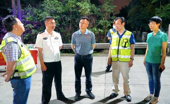 20200506省交通运输厅党组成员、副厅长张勇督导成都绕城高速恢复收费工作3.jpg