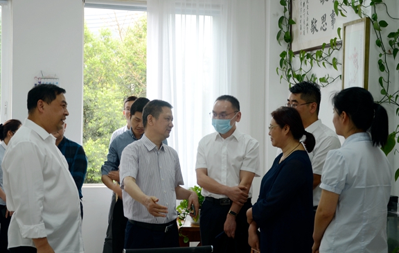 20200512川投集团党委委员、职工董事、工会主席刘晓杨一行到成都绕城高速交流学习职工小家创建工作 (1)_副本.jpg