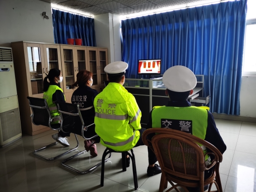 德昌服务区组织观看脱贫攻坚.jpg 德昌服务区组织观看脱贫攻坚.jpg