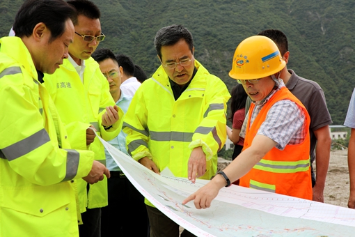 20190820省交投集团党委副书记、总经理冯文生赴都汶高速公路开展抢险救灾工作 (4)_副本.jpg