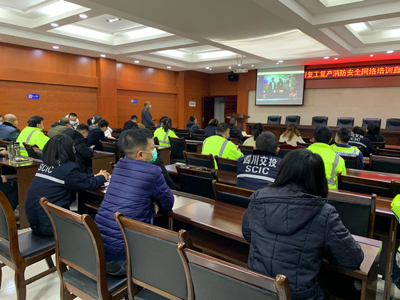 广南公司广元管理处处长王宗银带领职工组织观看直播培训.jpg 广南公司广元管理处处长王宗银带领职工组织观看直播培训.jpg