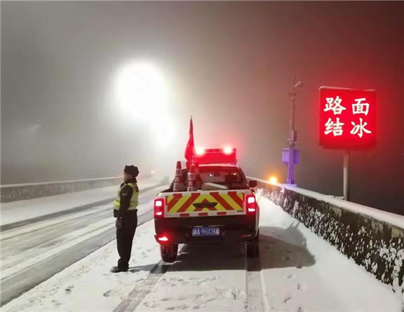 1.31+雅西公司防控疫情和春运保通“两不误”(除雪保通) 3_副本.jpg 1.31+雅西公司防控疫情和春运保通“两不误”(除雪保通) 3_副本.jpg