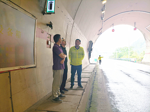 达陕公司总经理郑永雄一行调研巴达高速魏家山隧道智能照明改造工程_副本.jpg 达陕公司总经理郑永雄一行调研巴达高速魏家山隧道智能照明改造工程_副本.jpg