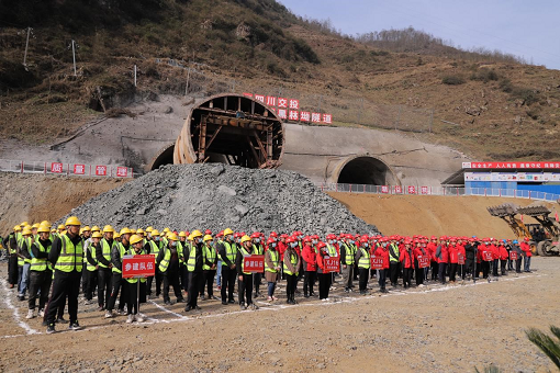 沿江公司雷波管理处举行春季复工仪式 - 副本.png 沿江公司雷波管理处举行春季复工仪式 - 副本.png