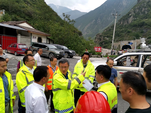 20190823四川省交通运输厅副厅长、厅党组成员朱学雷一行视察都汶高速“8.20”抢险救灾工作1_副本.jpg
