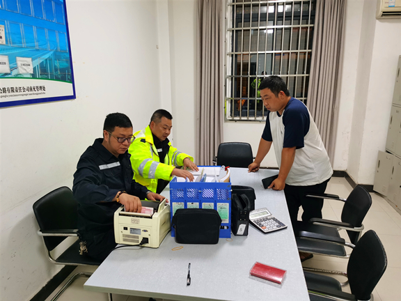 广南高速成功查获一辆持无效入口CPC卡跨省逃费车辆2.jpg 广南高速成功查获一辆持无效入口CPC卡跨省逃费车辆2.jpg