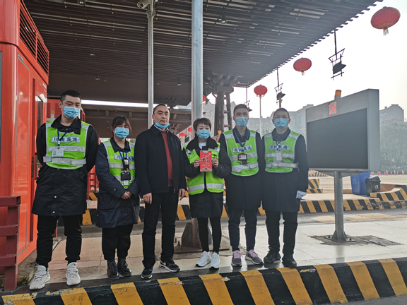 公司纪委书记胡培军慰问春节一线在岗员工1_副本.jpg 公司纪委书记胡培军慰问春节一线在岗员工1_副本.jpg