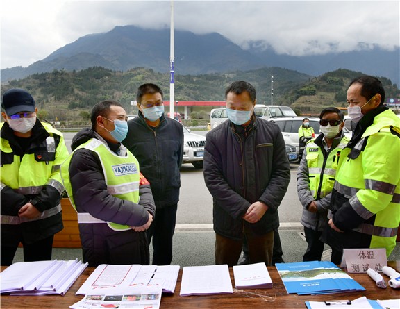 2.18+川高公司党委书记、董事长何刚调研雅西公司疫情防控及保通保畅工作 1(报川高).jpg