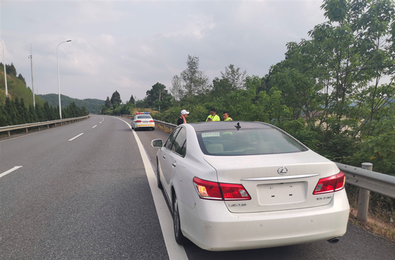 履职尽责 积极应对 化解矛盾 处理纠纷 --广南高速成功处置5·6道路障碍物事故3.jpg 履职尽责 积极应对 化解矛盾 处理纠纷 --广南高速成功处置5·6道路障碍物事故3.jpg