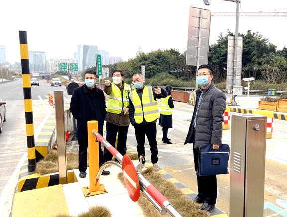 20200304厅高管局党委副书记、副局长邓洪调研成都绕城高速天府站ETC运行情况 (2)_副本.jpg