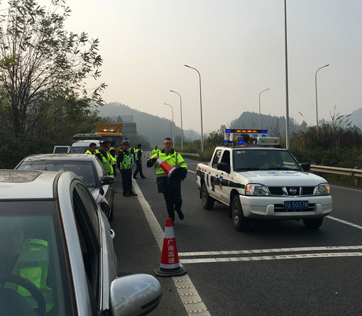 广南高速开展2019年冬季特殊天气交通事故应急处置演练2.JPG 广南高速开展2019年冬季特殊天气交通事故应急处置演练2.JPG