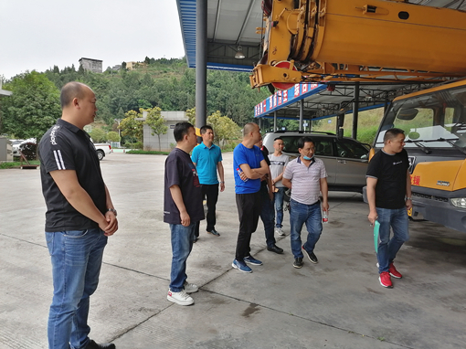 达陕公司安全环保部对平昌管理处清排障车辆开展安全检查工作_副本.jpg 达陕公司安全环保部对平昌管理处清排障车辆开展安全检查工作_副本.jpg