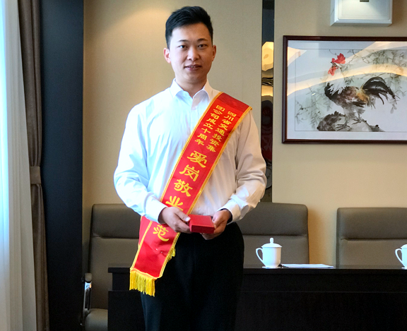 9.23公司职工罗晶荣获省交投集团成立十周年“爱岗敬业模范”荣誉称号.png 9.23公司职工罗晶荣获省交投集团成立十周年“爱岗敬业模范”荣誉称号.png