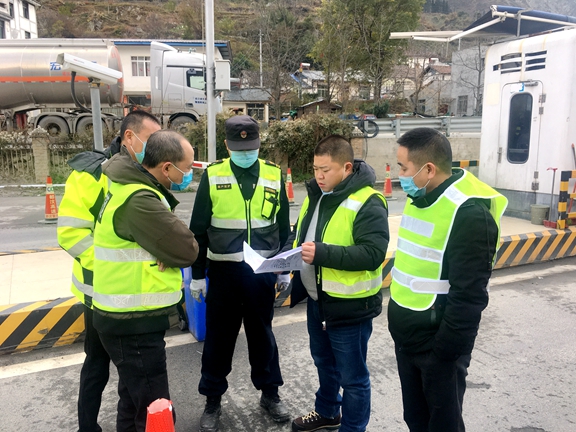 20201216川西公司联合高速交警开展都汶高速交通安全隐患排查专项行动1_副本.jpg