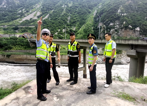 20200806都汶高速联合高交、执法开展汛期安全隐患排查 (2)_副本.jpg