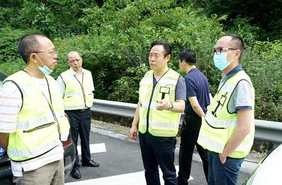 20200615川西公司党委书记、董事长刘宏调研指导都汶高速安全工作 (2)_副本.jpg