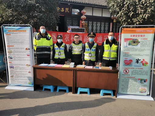 绵九公司路维巡逻队开展春节春运安全宣传-2.jpg