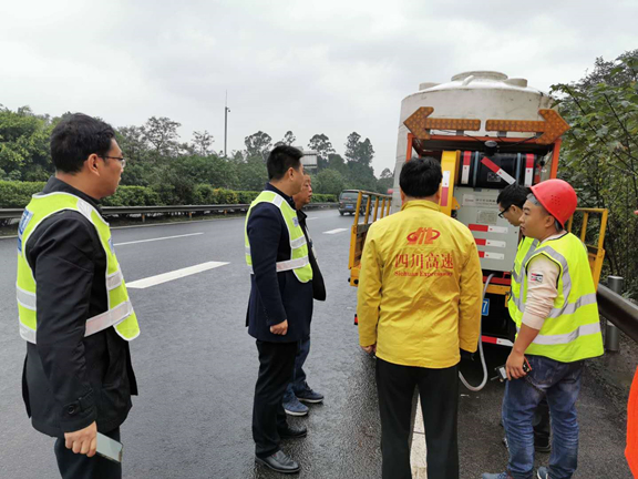宜宾管理处积极探索机械化清扫保洁新模式 (2)_副本.jpg