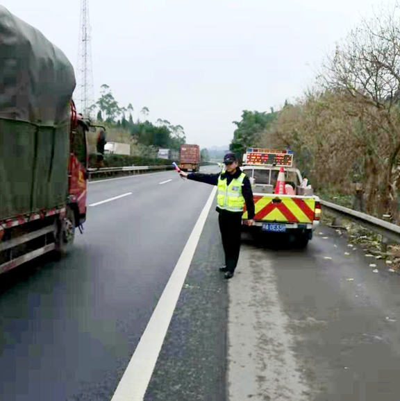 自贡管理处及时排除辖区老旧上跨线路安全隐患.jpg 自贡管理处及时排除辖区老旧上跨线路安全隐患.jpg