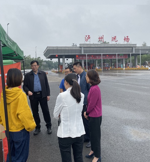 泸州市两高办到泸州、况场收费站调研ETC车道开元棋牌情况照片.jpg 泸州市两高办到泸州、况场收费站调研ETC车道开元棋牌情况照片.jpg