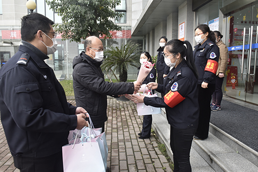 510巾帼不让须眉 抗疫更显英姿 ——川高稽查监控中心“三八”妇女节慰问女职工.jpg 510巾帼不让须眉 抗疫更显英姿 ——川高稽查监控中心“三八”妇女节慰问女职工.jpg