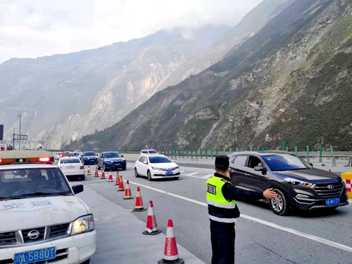 20191009川西公司圆满完成2019年国庆节假日期间安全保畅工作 (2)_副本.jpg