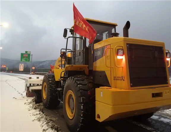 1.31+雅西公司防控疫情和春运保通“两不误”(除雪保通) 1_副本.jpg 1.31+雅西公司防控疫情和春运保通“两不误”(除雪保通) 1_副本.jpg