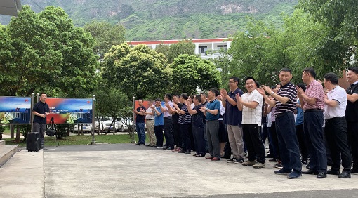 众人2.jpg 众人2.jpg