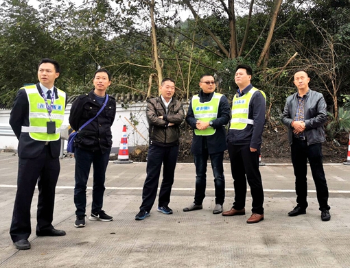 公司副总经理刘诗文到四川(冠英)收费站检查指导拆除省界站保通保畅工作.jpg 公司副总经理刘诗文到四川(冠英)收费站检查指导拆除省界站保通保畅工作.jpg