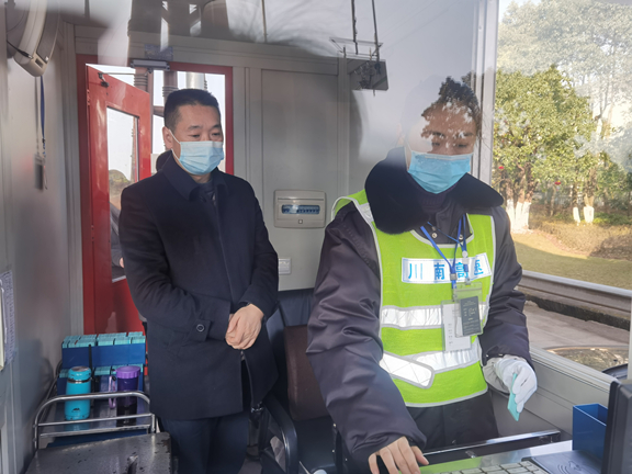 (公司新闻)20210122_公司副总经理刘诗文到服务区、自贡收费站检查疫情防控工作1_副本.jpg (公司新闻)20210122_公司副总经理刘诗文到服务区、自贡收费站检查疫情防控工作1_副本.jpg