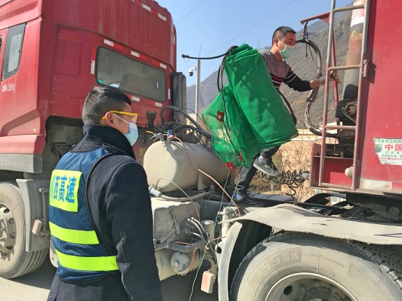 20200225都汶高速严把入口货车管控确保复工复产安全有序.jpg 20200225都汶高速严把入口货车管控确保复工复产安全有序.jpg