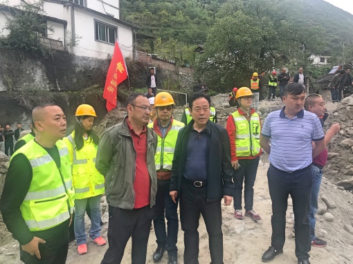 20190914川西公司党委书记、董事长刘宏现场检查布置“8.20”都汶高速泥石流灾害应急便道抢通工作..jpg