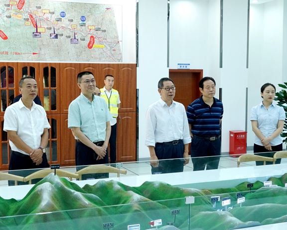 20200825川高公司党委副书记、总经理王孝国一行调研督导都汶高速抢险恢复工作 (2)_副本.jpg