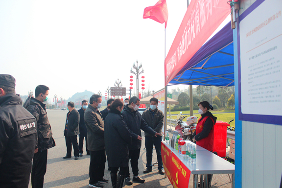 川高公司党委副书记、总经理王孝国一行赴广南高速督导疫情防控工作2.JPG 川高公司党委副书记、总经理王孝国一行赴广南高速督导疫情防控工作2.JPG