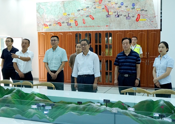 20200825川高公司党委副书记、总经理王孝国一行调研督导都汶高速抢险恢复工作 (1)_副本.jpg