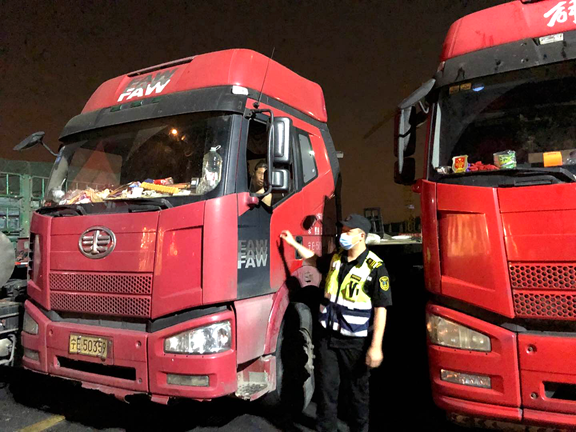 20200721绕西管护队持续开展“打击偷油、盗油违法行为”专项行动_川高.png 20200721绕西管护队持续开展“打击偷油、盗油违法行为”专项行动_川高.png