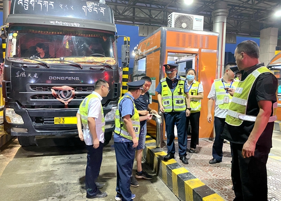 20200824 川西高速打击假冒绿通车专项整治活动成效显著_副本.jpg 20200824 川西高速打击假冒绿通车专项整治活动成效显著_副本.jpg