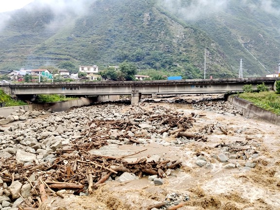 20200824川西公司党委书记、董事长刘宏检查指导都汶高速防汛抢险工作 (2)_副本.jpg