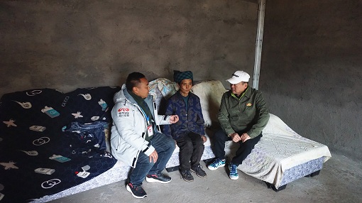 绵九公司赴昭觉县尼地乡开展精准扶贫再走访慰问活动-2.jpg