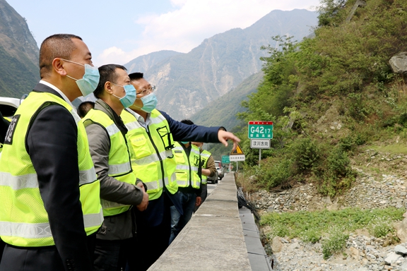 20200424川高公司党委书记、董事长何刚赴都汶高速调研督导汛期安全营管工作 (1)_副本.jpg