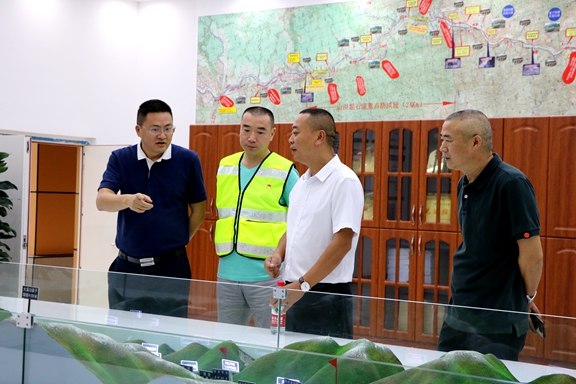 20200812川西公司党委委员、纪委书记黄晟赴都汶高速指导防汛工作 (2)_副本.jpg