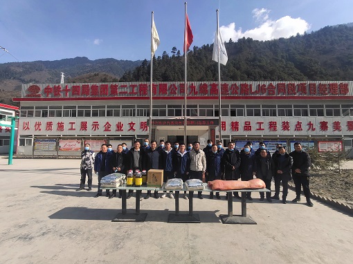 九寨沟县委书记罗智波赴九绵高速开展春节慰问.jpg 九寨沟县委书记罗智波赴九绵高速开展春节慰问.jpg