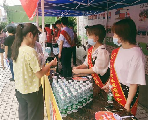 工作中的广巴高速志愿者.jpg 工作中的广巴高速志愿者.jpg