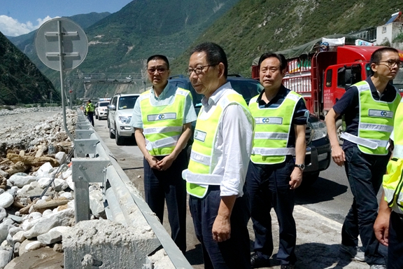 20200825川高公司党委副书记、总经理王孝国一行调研督导都汶高速抢险恢复工作 (3)_副本.jpg