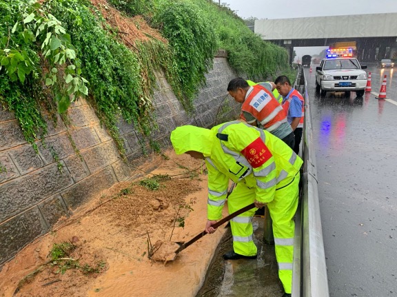 20200816成都绕城高速公路全力抢险 保障高速公路汛期安全_F.jpg