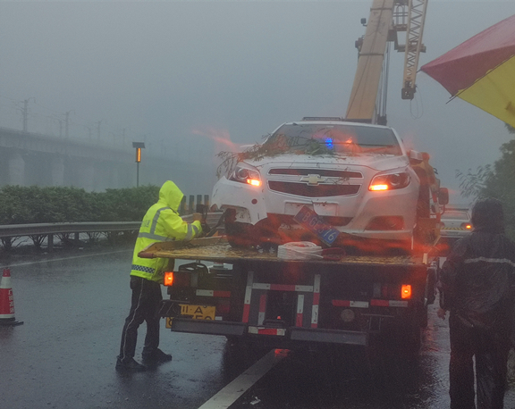 大雨磅礴 齐力保畅—广南高速党员突击队快速处置单车交通事故2.jpg 大雨磅礴 齐力保畅—广南高速党员突击队快速处置单车交通事故2.jpg