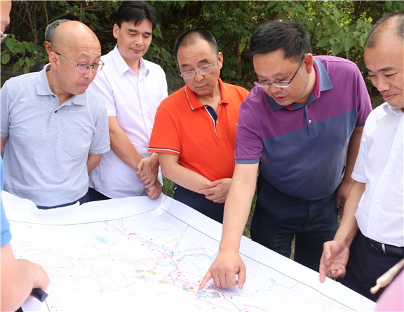 2020.6.9集团公司党委委员、董事李永林实地调研成绵高速公路扩容项目2_副本.jpg 2020.6.9集团公司党委委员、董事李永林实地调研成绵高速公路扩容项目2_副本.jpg