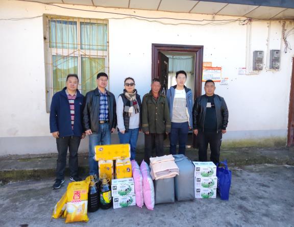 川高咨询公司开展精准扶贫“城乡党建结对共建”行动.jpg 川高咨询公司开展精准扶贫“城乡党建结对共建”行动.jpg